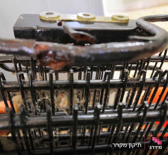 סליל קירור מלוכלך עם אבק וחלודה